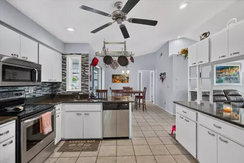 Kitchen - 3316 46th Plz E, Bradenton, FL 34203 photo 3 of 4