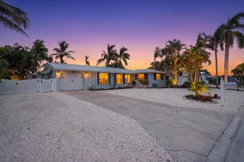 Exterior - 520 69th St, Holmes Beach, FL 34217 photo 2 of 25