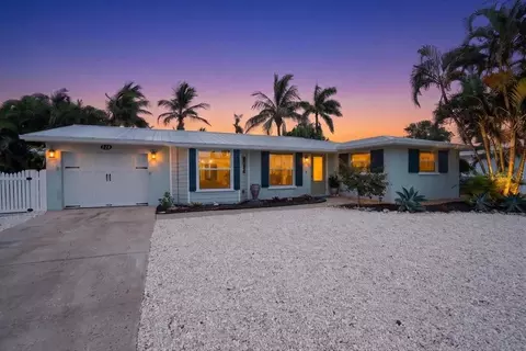 Exterior - 520 69th St, Holmes Beach, FL 34217 photo 4 of 25
