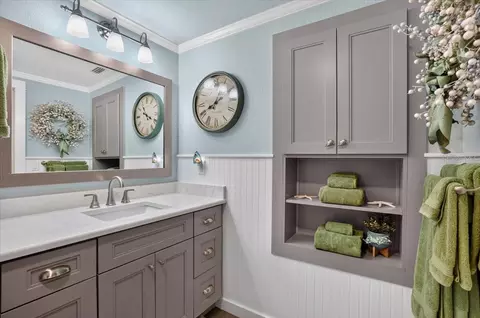 Bath - 520 69th St, Holmes Beach, FL 34217 photo 5 of 6