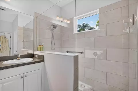 Bath - 11802 Crawford Parrish Ln, Parrish, FL 34219 photo 3 of 4