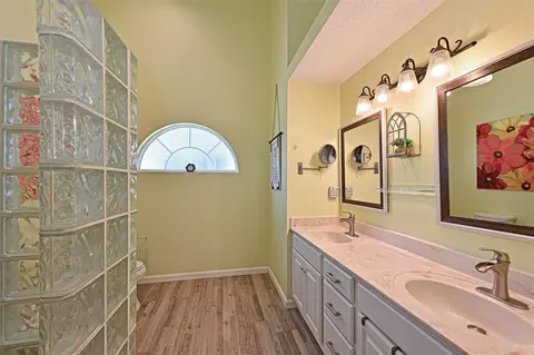 Bath - 4427 Murfield Dr E, Bradenton, FL 34203 photo 1 of 2