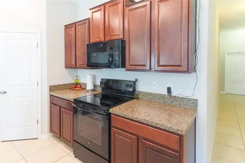 Kitchen - 135 Cascade Bend Dr, Ruskin, FL 33570 photo 2 of 3