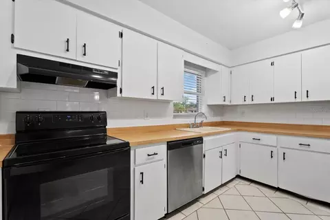 Kitchen - 519 64th Avenue Dr E, Bradenton, FL 34203 photo 2 of 4
