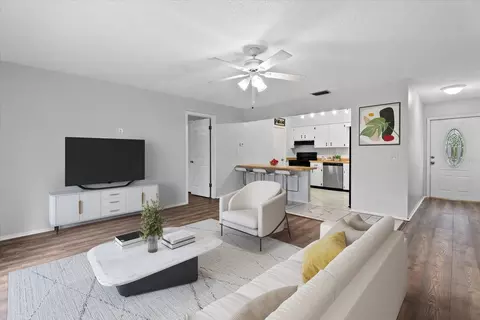 Living - 519 64th Avenue Dr E, Bradenton, FL 34203 photo 4 of 5