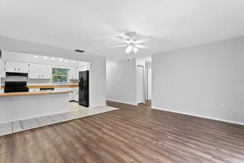 Living - 519 64th Avenue Dr E, Bradenton, FL 34203 photo 2 of 5