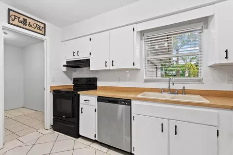 Kitchen - 519 64th Avenue Dr E, Bradenton, FL 34203 photo 3 of 4