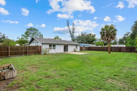 Exterior - 519 64th Avenue Dr E, Bradenton, FL 34203 photo 4 of 7