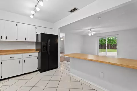 Kitchen - 519 64th Avenue Dr E, Bradenton, FL 34203 photo 4 of 4