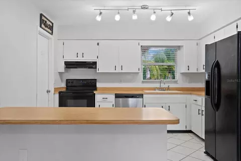 Kitchen - 519 64th Avenue Dr E, Bradenton, FL 34203 photo 1 of 4