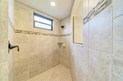 Bath - 5660 Cloverleaf Run, Bradenton, FL 34211 photo 3 of 5