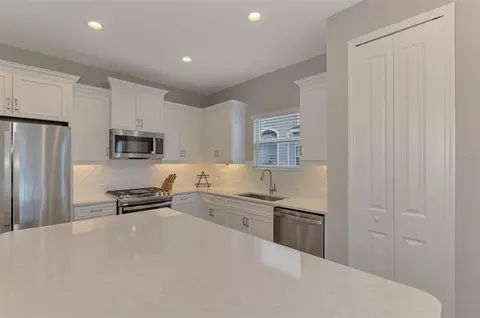 Kitchen - 4842 Willow Bend Ave, Parrish, FL 34219 photo 6 of 12