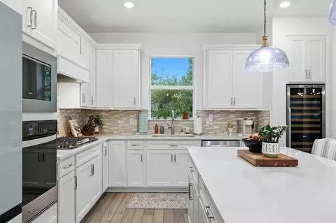 Kitchen - 9410 Shorebird Ct, Parrish, FL 34219 photo 6 of 8