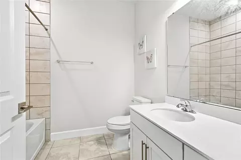 Bath - 9916 Daybreak Gln, Parrish, FL 34219 photo 2 of 2