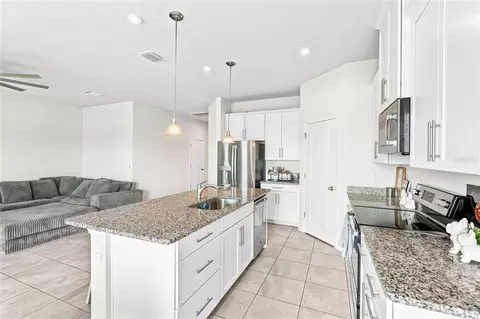 Kitchen - 9916 Daybreak Gln, Parrish, FL 34219 photo 2 of 2