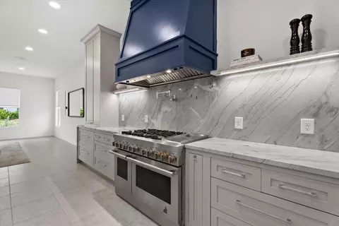 Kitchen - 8129 Nevis Run, Bradenton, FL 34202 photo 6 of 10