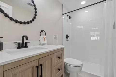 Bath - 403 63rd St, Holmes Beach, FL 34217 photo 2 of 6