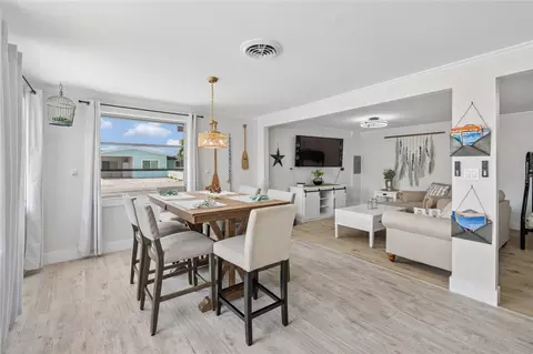 Dining - 403 63rd St, Holmes Beach, FL 34217 photo 3 of 3