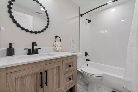 Bath - 403 63rd St, Holmes Beach, FL 34217 photo 4 of 6