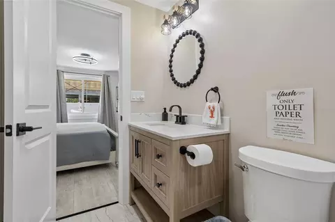 Bath - 403 63rd St, Holmes Beach, FL 34217 photo 3 of 6