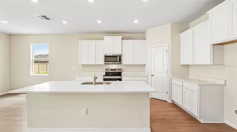 Kitchen - 2032 Vandalia Pl, Parrish, FL 34219 photo 2 of 3