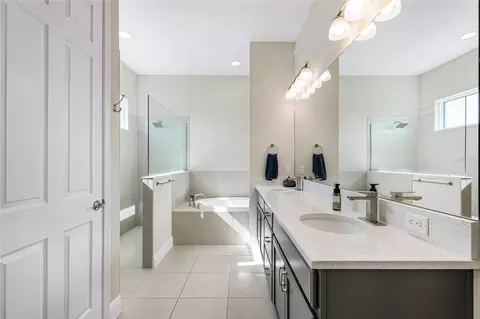 Bath - 4316 Sea Marsh Pl, Parrish, FL 34219 photo 1 of 3
