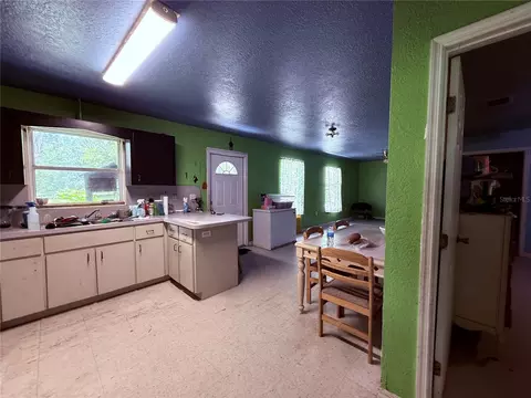 Kitchen - 2015 NW 46th Ave, Okeechobee, FL 34972 photo 2 of 5
