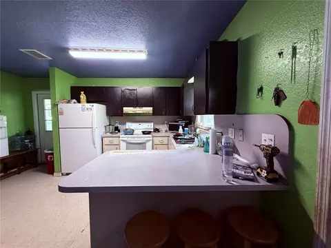 Kitchen - 2015 NW 46th Ave, Okeechobee, FL 34972 photo 1 of 5