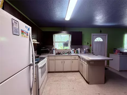 Kitchen - 2015 NW 46th Ave, Okeechobee, FL 34972 photo 3 of 5