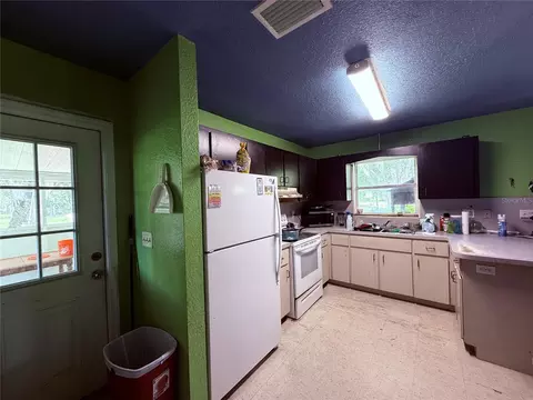 Kitchen - 2015 NW 46th Ave, Okeechobee, FL 34972 photo 4 of 5