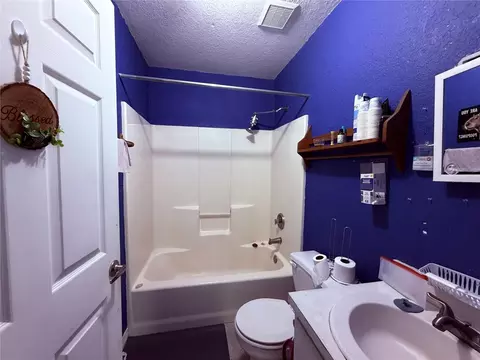 Bath - 2015 NW 46th Ave, Okeechobee, FL 34972 photo 2 of 4