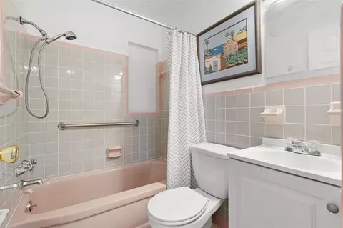 Bath - 2237 2nd Ave E, Bradenton, FL 34208 photo 2 of 2