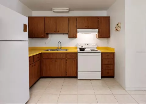 Kitchen - 2336 Java Plum Ave, Sarasota, FL 34232 photo 2 of 4