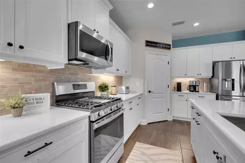 Kitchen - 3321 Woodmont Dr, Parrish, FL 34219 photo 6 of 8