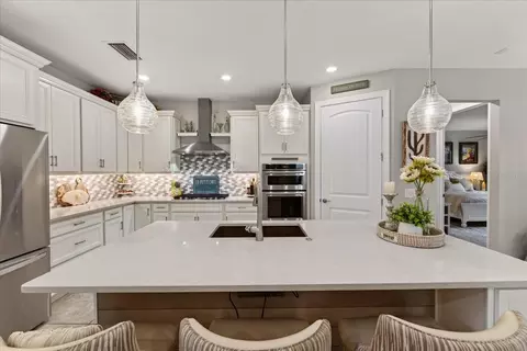 Kitchen - 7608 Viola Loop, Bradenton, FL 34202 photo 2 of 10