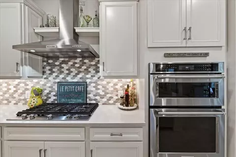 Kitchen - 7608 Viola Loop, Bradenton, FL 34202 photo 4 of 10