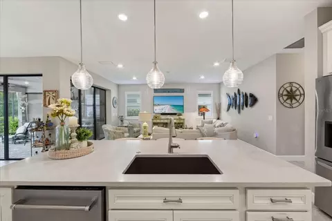 Kitchen - 7608 Viola Loop, Bradenton, FL 34202 photo 6 of 10