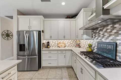 Kitchen - 7608 Viola Loop, Bradenton, FL 34202 photo 5 of 10
