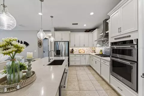 Kitchen - 7608 Viola Loop, Bradenton, FL 34202 photo 3 of 10