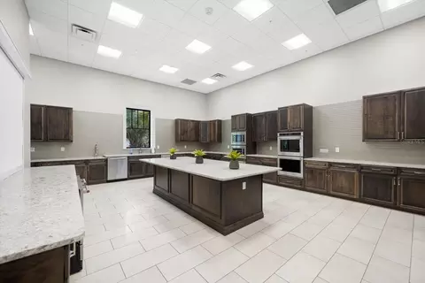 Kitchen - 7608 Viola Loop, Bradenton, FL 34202 photo 10 of 10