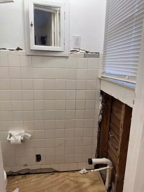 Bath - 1815 2nd Ave E, Bradenton, FL 34208 photo 4 of 6