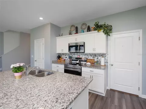 Kitchen - 9019 Waxwing Way, Parrish, FL 34219 photo 6 of 8