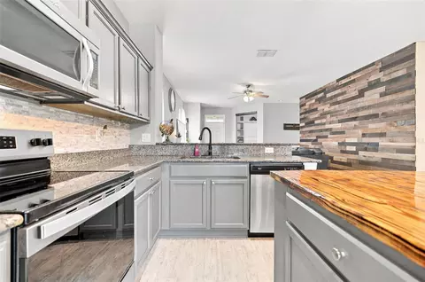 Kitchen - 10723 56th St E, Parrish, FL 34219 photo 4 of 8