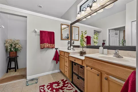 Bath - 1995 Batello Dr, Venice, FL 34292 photo 3 of 5