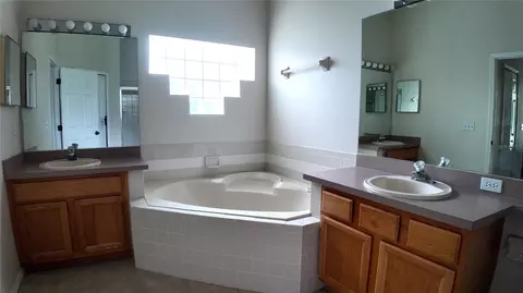 Bath - 207 39th St E, Bradenton, FL 34208 photo 2 of 3