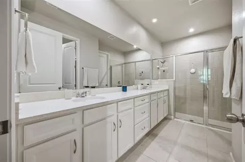 Bath - 5636 Silverbridge Trl, Bradenton, FL 34211 photo 1 of 4