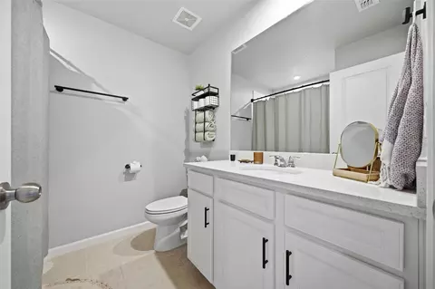 Bath - 5636 Silverbridge Trl, Bradenton, FL 34211 photo 3 of 4
