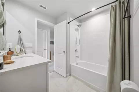 Bath - 5636 Silverbridge Trl, Bradenton, FL 34211 photo 4 of 4