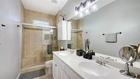 Bath - 907 Eagle Isle Ct, Osprey, FL 34229 photo 3 of 4