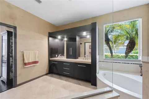 Bath - 1568 Hickory View Cir, Parrish, FL 34219 photo 3 of 6